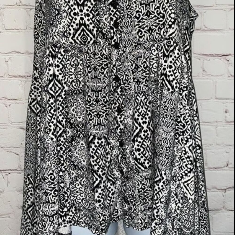 !Sz.00,Sz.10,Sz.M/L*Torrid*Black/White IKAT Tank top--Button-Front - Picture 4 of 7
